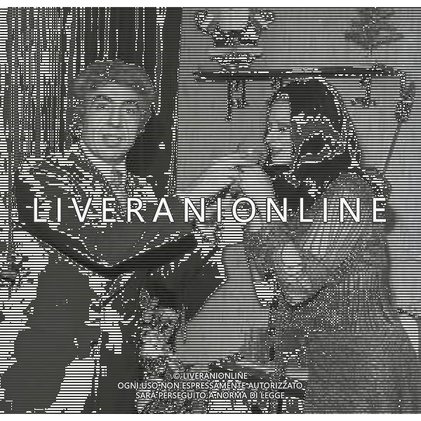 RETROSPETTIVA GINO BRAMIERI COMICO-CABARETTISTA-ATTORE-UMORISTA CONDUTTORE TELEVISIVO NELLA FOTO GINO BRAMIERI CON GIANNA SERRA A MILANO NELL\'ANNO 1979 NELLA COMMEDIA TEATRALE“POVERA ITALIA“ AG ALDO LIVERANI SAS    