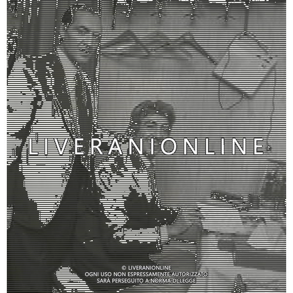 RETROSPETTIVA GINO BRAMIERI COMICO-CABARETTISTA-ATTORE-UMORISTA CONDUTTORE TELEVISIVO NELLA FOTO GINO BRAMIERI A MILANO NELL\'ANNO 1979 NELLA COMMEDIA TEATRALE“POVERA ITALIA“ AG ALDO LIVERANI SAS   