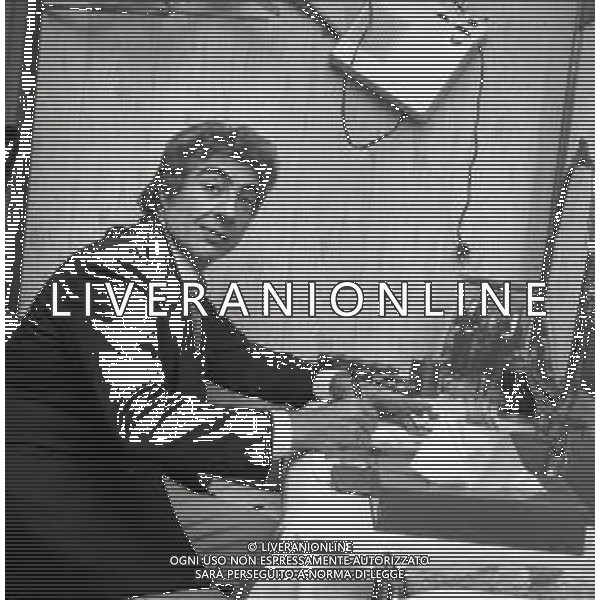 RETROSPETTIVA GINO BRAMIERI COMICO-CABARETTISTA-ATTORE-UMORISTA CONDUTTORE TELEVISIVO NELLA FOTO GINO BRAMIERI A MILANO NELL\'ANNO 1979 NELLA COMMEDIA TEATRALE“POVERA ITALIA“ AG ALDO LIVERANI SAS   