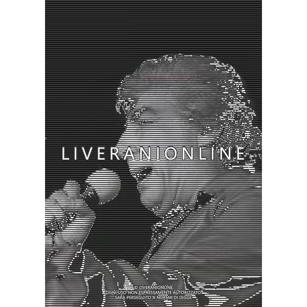 RETROSPETTIVA GINO BRAMIERI COMICO-CABARETTISTA-ATTORE-UMORISTA CONDUTTORE TELEVISIVO NELLA FOTO GINO BRAMIERI A MILANO NELL\'ANNO 1980 NELLO SPETTACOLO AL CASTELLO SFORZESCO AG ALDO LIVERANI SAS 
