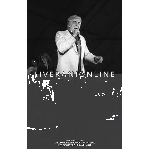 RETROSPETTIVA GINO BRAMIERI COMICO-CABARETTISTA-ATTORE-UMORISTA CONDUTTORE TELEVISIVO NELLA FOTO GINO BRAMIERI A MILANO NELL\'ANNO 1980 NELLO SPETTACOLO AL CASTELLO SFORZESCO AG ALDO LIVERANI SAS 