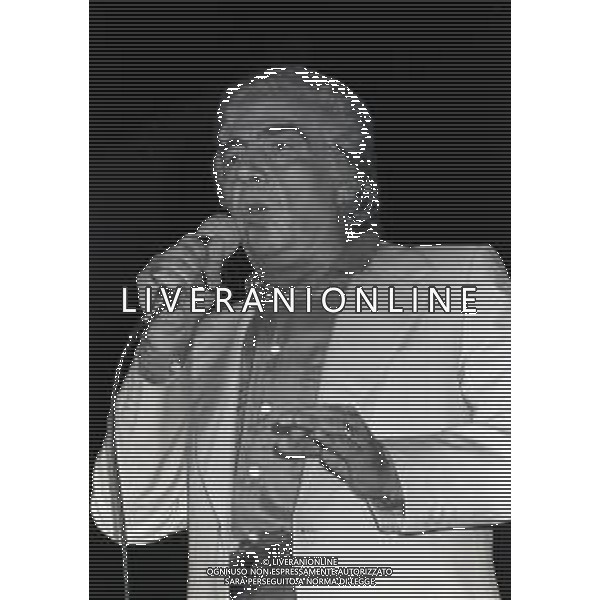 RETROSPETTIVA GINO BRAMIERI COMICO-CABARETTISTA-ATTORE-UMORISTA CONDUTTORE TELEVISIVO NELLA FOTO GINO BRAMIERI A MILANO NELL\'ANNO 1980 NELLO SPETTACOLO AL CASTELLO SFORZESCO AG ALDO LIVERANI SAS 