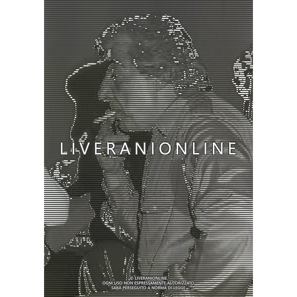RETROSPETTIVA GINO BRAMIERI COMICO-CABARETTISTA-ATTORE-UMORISTA CONDUTTORE TELEVISIVO NELLA FOTO GINO BRAMIERI A MILANO NELL\'ANNO 1980 NELLO SPETTACOLO AL CASTELLO SFORZESCO AG ALDO LIVERANI SAS 
