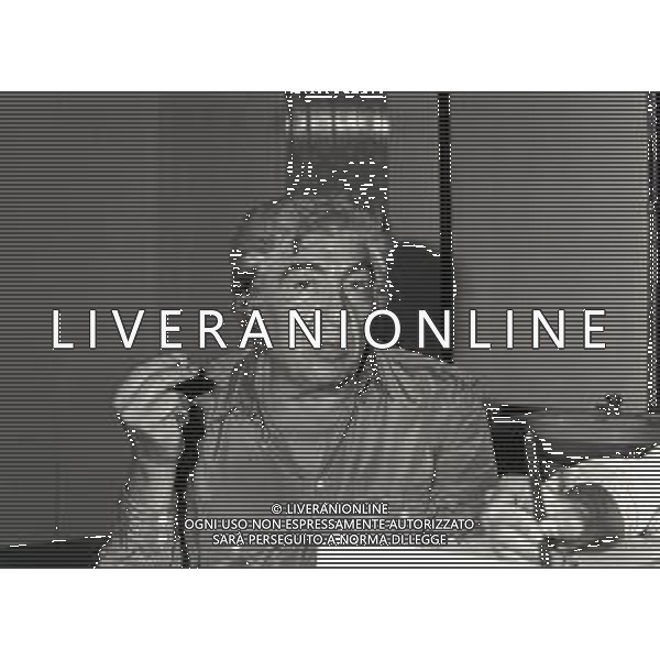 RETROSPETTIVA GINO BRAMIERI COMICO-CABARETTISTA-ATTORE-UMORISTA CONDUTTORE TELEVISIVO NELLA FOTO GINO BRAMIERI A MILANO NELL\'ANNO 1980 NELLO SPETTACOLO AL CASTELLO SFORZESCO AG ALDO LIVERANI SAS 