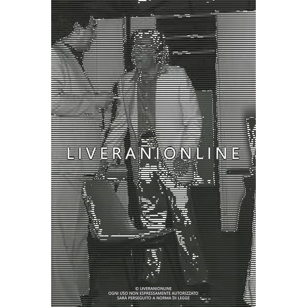 RETROSPETTIVA GINO BRAMIERI COMICO-CABARETTISTA-ATTORE-UMORISTA CONDUTTORE TELEVISIVO NELLA FOTO GINO BRAMIERI A MILANO NELL\'ANNO 1980 NELLO SPETTACOLO AL CASTELLO SFORZESCO AG ALDO LIVERANI SAS 