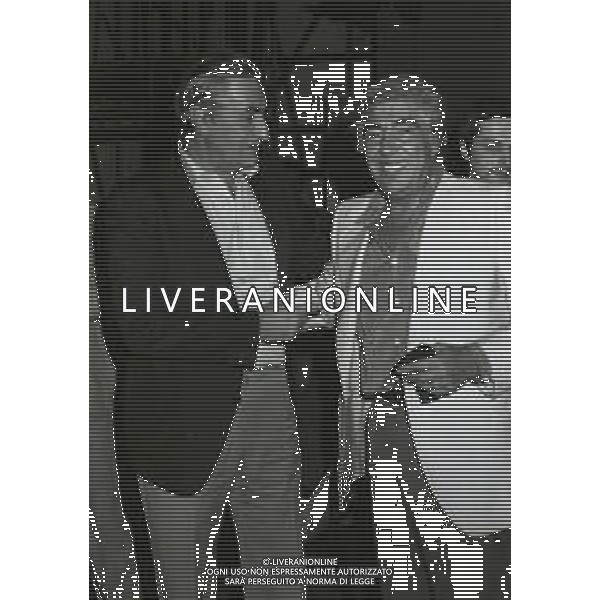 RETROSPETTIVA GINO BRAMIERI COMICO-CABARETTISTA-ATTORE-UMORISTA CONDUTTORE TELEVISIVO  NELLA FOTO GINO BRAMIERICON L\'ASSESSORE PARIDE ACCETTI A MILANO NELL\'ANNO 1980 NELLO SPETTACOLO AL CASTELLO SFORZESCO AG ALDO LIVERANI SAS