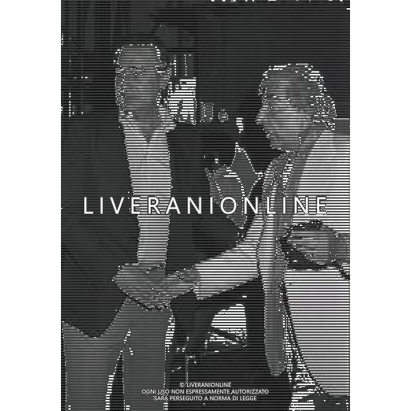 RETROSPETTIVA GINO BRAMIERI COMICO-CABARETTISTA-ATTORE-UMORISTA CONDUTTORE TELEVISIVO  NELLA FOTO GINO BRAMIERICON L\'ASSESSORE PARIDE ACCETTI A MILANO NELL\'ANNO 1980 NELLO SPETTACOLO AL CASTELLO SFORZESCO AG ALDO LIVERANI SAS