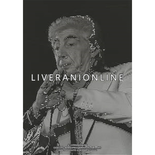 RETROSPETTIVA GINO BRAMIERI COMICO-CABARETTISTA-ATTORE-UMORISTA CONDUTTORE TELEVISIVO NELLA FOTO GINO BRAMIERI A MILANO NELL\'ANNO 1980 NELLO SPETTACOLO AL CASTELLO SFORZESCO AG ALDO LIVERANI SAS 