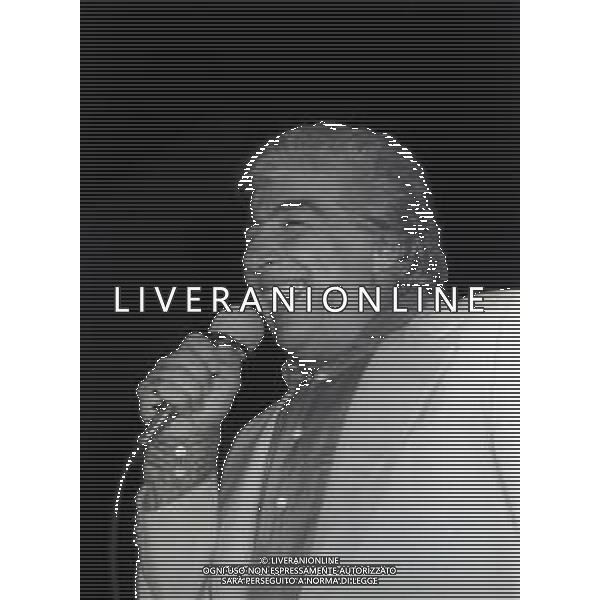 RETROSPETTIVA GINO BRAMIERI COMICO-CABARETTISTA-ATTORE-UMORISTA CONDUTTORE TELEVISIVO NELLA FOTO GINO BRAMIERI A MILANO NELL\'ANNO 1980 NELLO SPETTACOLO AL CASTELLO SFORZESCO AG ALDO LIVERANI SAS 