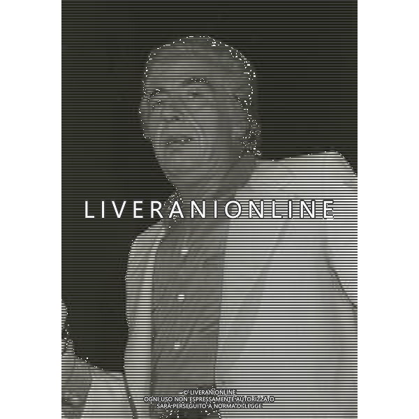 RETROSPETTIVA GINO BRAMIERI COMICO-CABARETTISTA-ATTORE-UMORISTA CONDUTTORE TELEVISIVO NELLA FOTO GINO BRAMIERI A MILANO NELL\'ANNO 1980 NELLO SPETTACOLO AL CASTELLO SFORZESCO AG ALDO LIVERANI SAS 