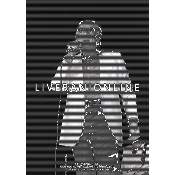 RETROSPETTIVA GINO BRAMIERI COMICO-CABARETTISTA-ATTORE-UMORISTA CONDUTTORE TELEVISIVO NELLA FOTO GINO BRAMIERI A MILANO NELL\'ANNO 1980 NELLO SPETTACOLO AL CASTELLO SFORZESCO AG ALDO LIVERANI SAS 