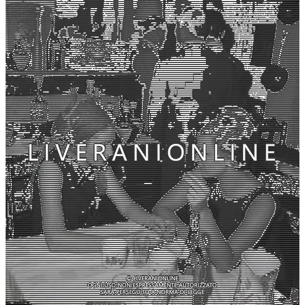 RETROSPETTIVA CARLA GRAVINA ATTRICE NELLA FOTO CARLA GRAVINA CON MARISA DEL FRATE-ILARIA OCCHINI E GIAN MARIA VOLONTE\' A MILANO IL 01-10-1963 AG ALDO LIVERANI SAS