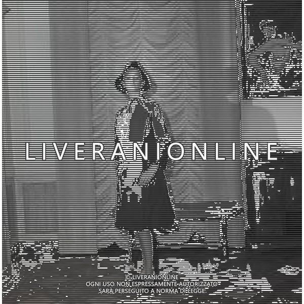 RETROSPETTIVA CARLA GRAVINA ATTRICE NELLA FOTO CARLA GRAVINA DAL SARTO GIANNI BALDINI A MILANO IL 15-12-1964 AG ALDO LIVERANI SAS