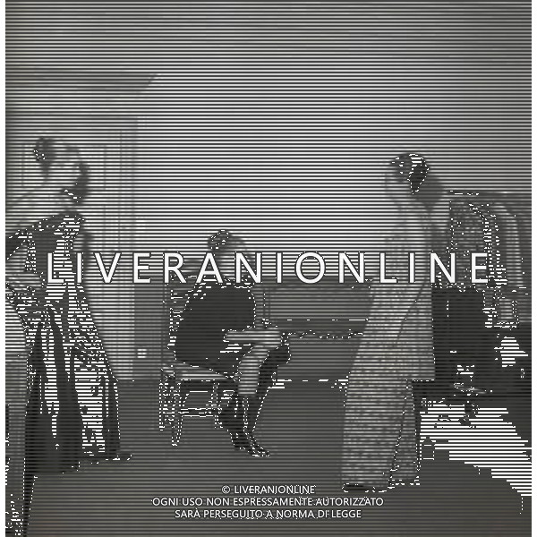 RETROSPETTIVA CARLA GRAVINA ATTRICE NELLA FOTO CARLA GRAVINA DAL SARTO GIANNI BALDINI A MILANO IL 15-12-1964 AG ALDO LIVERANI SAS