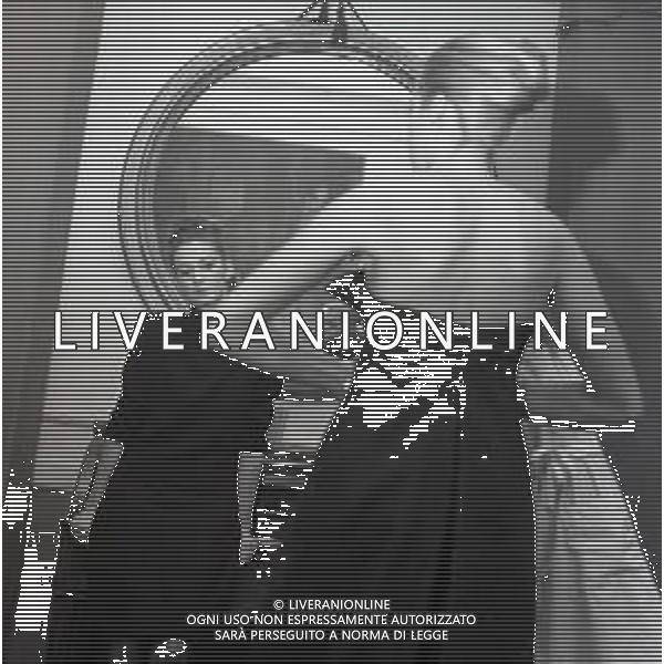 RETROSPETTIVA CARLA GRAVINA ATTRICE NELLA FOTO CARLA GRAVINA DAL SARTO GIANNI BALDINI A MILANO IL 15-12-1964 AG ALDO LIVERANI SAS
