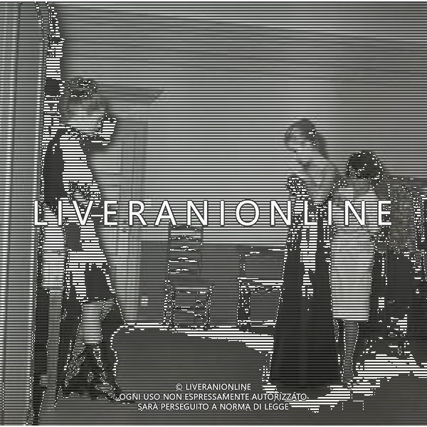 RETROSPETTIVA CARLA GRAVINA ATTRICE NELLA FOTO CARLA GRAVINA DAL SARTO GIANNI BALDINI A MILANO IL 15-12-1964 AG ALDO LIVERANI SAS