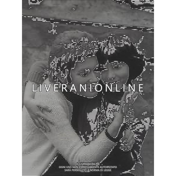 RETROSPETTIVA CARLA GRAVINA ATTRICE NELLA FOTO CARLA GRAVINA NELL\'ANNO 1970 A ROMA CON LA FIGLIA GIOVANNA AG ALDO LIVERANI SAS 