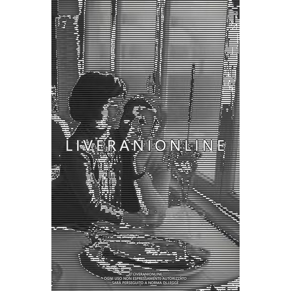 RETROSPETTIVA CARLA GRAVINA ATTRICE NELLA FOTO CARLA GRAVINA NELL\'ANNO 1970 A ROMA CON LA FIGLIA GIOVANNA AG ALDO LIVERANI SAS  