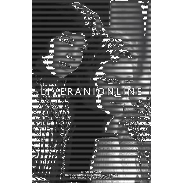 RETROSPETTIVA CARLA GRAVINA ATTRICE NELLA FOTO CARLA GRAVINA NELL\'ANNO 1970 A ROMA CON LA FIGLIA GIOVANNA AG ALDO LIVERANI SAS 