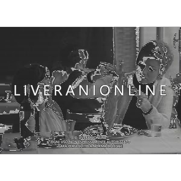 RETROSPETTIVA CARLA GRAVINA ATTRICE NELLA FOTO CARLA GRAVINA NELL\'ANNO 1970 A ROMA CON LA FIGLIA GIOVANNA AG ALDO LIVERANI SAS 