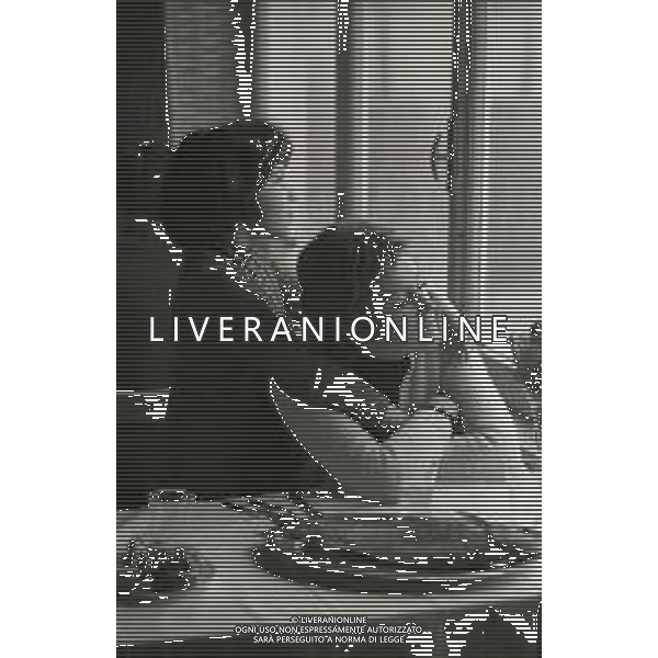 RETROSPETTIVA CARLA GRAVINA ATTRICE NELLA FOTO CARLA GRAVINA NELL\'ANNO 1970 A ROMA CON LA FIGLIA GIOVANNA AG ALDO LIVERANI SAS 