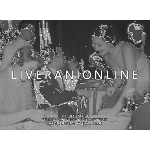 RETROSPETTIVA DINO DE LAURENTIIS PRODUTTORE CINEMATOGRAFICO NELLA FOTO DINO DELAURENTIIS CON SILVANA MANGANO A ROMA NELL\'ANNO 1950 AG ALDO LIVERANI SAS