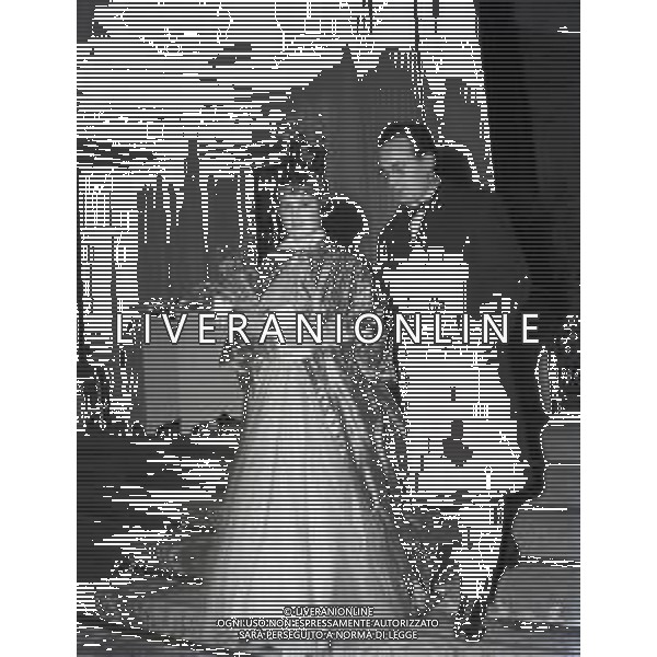 RETROSPETTIVA DINO DE LAURENTIIS PRODUTTORE CINEMATOGRAFICO NELLA FOTO DINO DELAURENTIIS CON SILVANA MANGANO A ROMA NELL\'ANNO 1950 AG ALDO LIVERANI SAS
