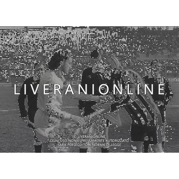 05-01-1992 BERGAMO CAMPIONATO DI CALCIO SERIE A ATALANTA -VERONA 0-0 NELLA FOTO GLENN STROMBERG CON EZIO ROSSI DAVANTI ALL\'ARBITRO MAURIZIO MUGHETTI SCAMBIO GAGLIARDETTI AG ALDO LIVERANI SAS