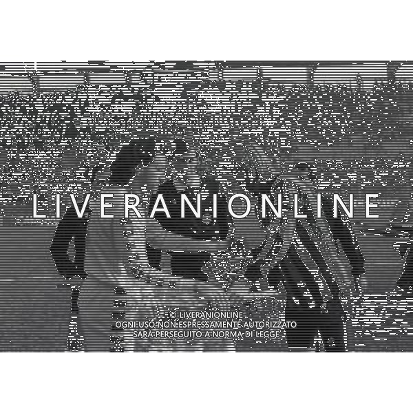 05-01-1992 BERGAMO CAMPIONATO DI CALCIO SERIE A ATALANTA -VERONA 0-0 NELLA FOTO GLENN STROMBERG CON EZIO ROSSI DAVANTI ALL\'ARBITRO MAURIZIO MUGHETTI SCAMBIO GAGLIARDETTI AG ALDO LIVERANI SAS