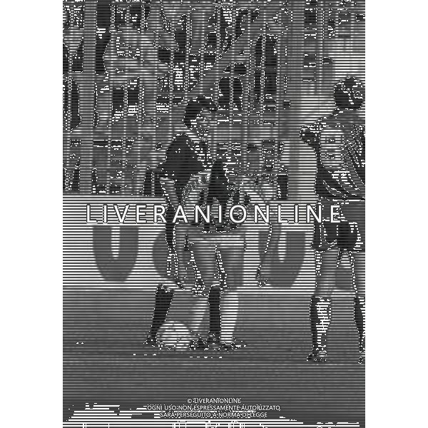 14-10-1990 REGGIO EMILIA CAMPIONATO DI CALCIO SERIE B REGGIANA-UDINESE 1-1 NELLA FOTO ARBITRO MARCELLO CARDONA E FRANCESCO DELL\'ANNO AG ALDO LIVERANI SAS