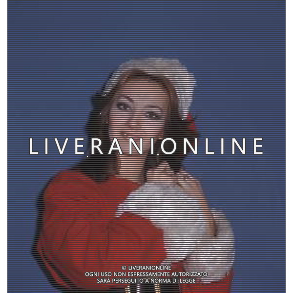 RETROSPETTIVA MARIA ROSARIA OMAGGIO ATTRICE NELLA FOTO VESTITA DA BABBO NATALE AG ALDO LIVERANI SAS