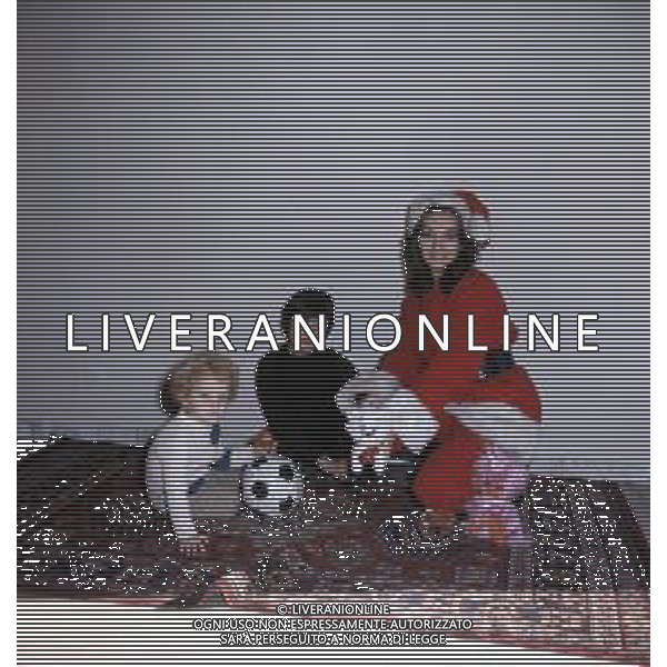 RETROSPETTIVA MARIA ROSARIA OMAGGIO ATTRICE NELLA FOTO VESTITA DA BABBO NATALE AG ALDO LIVERANI SAS
