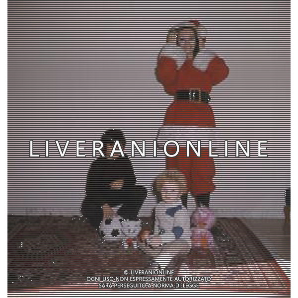 RETROSPETTIVA MARIA ROSARIA OMAGGIO ATTRICE NELLA FOTO VESTITA DA BABBO NATALE AG ALDO LIVERANI SAS