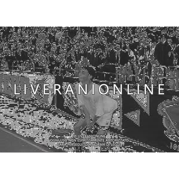 30-04-1995 BOLOGNA CAMPIONATO DI SERIE C BOLOGNA-LEFFE 1-0 NELLA FOTO ANDREA TAROZZI A FINE GARA FESTEGGIA DAVANTI AI TIFOSI AG ALDO LIVERANI SAS
