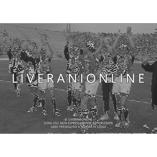30-04-1995 BOLOGNA CAMPIONATO DI SERIE C BOLOGNA-LEFFE 1-0 NELLA FOTO I GIOCATORI DEL BOLOGNA FESTEGGIANO LA PROMOZIONE IN SERIE B AG ALDO LIVERANI SAS 
