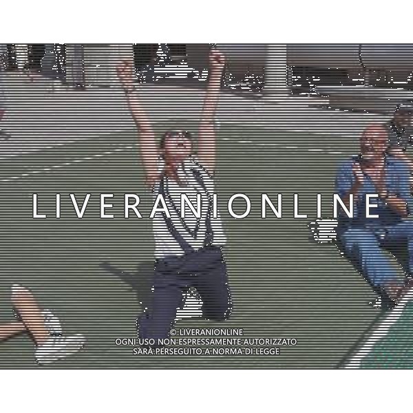 IMOLA 17 06 2022 PIAZZA MATTEOTTI, LA TERZA EDIZIONE OBIETTIVO TRICOLORE IDEATO DA ALEX ZANARDI NELLA FOTO PARALIMPICA PARLAMENTARE FORZA ITALIA GIUSY VERSACE ESULTA DOPO UNA ESIBIZIONE DI SITTING VOLLEY ASSIEME CON SINDACO MARCO PANIERI MAURO MONTI ©SANNA/AGENZIA ALDO LIVERANI SAS
