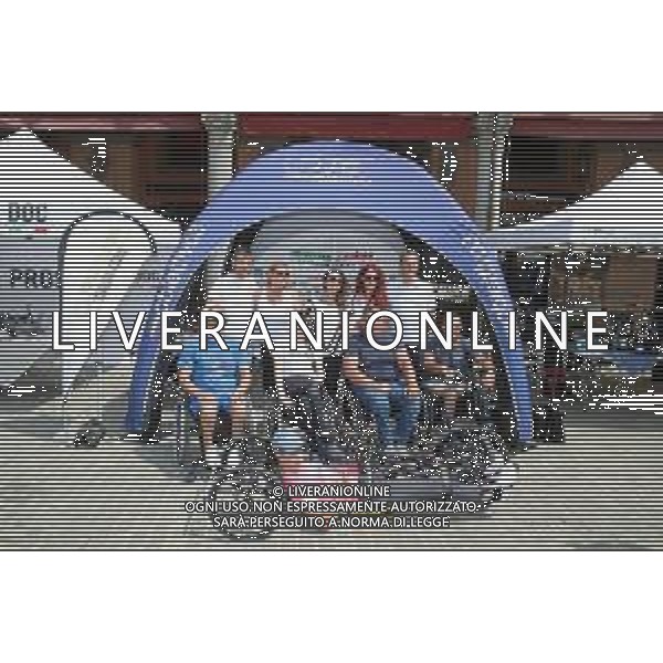 IMOLA 17 06 2022 PIAZZA MATTEOTTI, LA TERZA EDIZIONE OBIETTIVO TRICOLORE IDEATO DA ALEX ZANARDI NELLA FOTO SINDACO MARCO PANIERI PARALIMPICA E PARLAMENTARE GIUSY VERSACE IN GRUPPO CON I RAGAZZI DI OBIETTIVO TRICOLORE E MONTECATONE ©SANNA/AGENZIA ALDO LIVERANI SAS