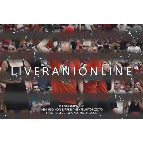© TVRG Ettore Messina allenatore Olimpia Milano festeggia la vittoria con gli altri componenti dello staff tecnico Assago (MI) 18-06-2022 Mediolanum Forum AX Armani Exchange Milano vs Virtus Segafredo Bologna Campionato Serie A UnipolSai gara 6 finale playoff foto Roberto Garavaglia/ag. Aldo Liverani sas/AGENZIA ALDO LIVERANI SAS