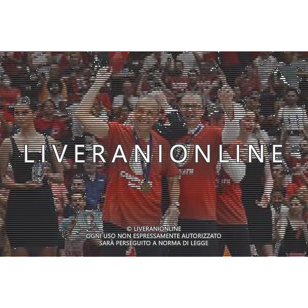 © TVRG Ettore Messina allenatore Olimpia Milano festeggia la vittoria con gli altri componenti dello staff tecnico Assago (MI) 18-06-2022 Mediolanum Forum AX Armani Exchange Milano vs Virtus Segafredo Bologna Campionato Serie A UnipolSai gara 6 finale playoff foto Roberto Garavaglia/ag. Aldo Liverani sas/AGENZIA ALDO LIVERANI SAS