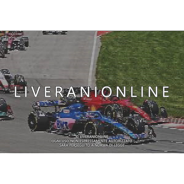 Fernando Alonso (ESP) Alpine F1 Team A522 and Carlos Sainz Jr (ESP) Ferrari F1-75 battle for position at the start of the race. 19.06.2022. Formula 1 World Championship, Rd 9, Canadian Grand Prix, Montreal, Canada, Race Day. - www.xpbimages.com, EMail: requests@xpbimages.com © Copyright: Charniaux / XPB Images/AGENZIA ALDO LIVERANI SAS - ITALY ONLY EDITORIAL USE ONLY