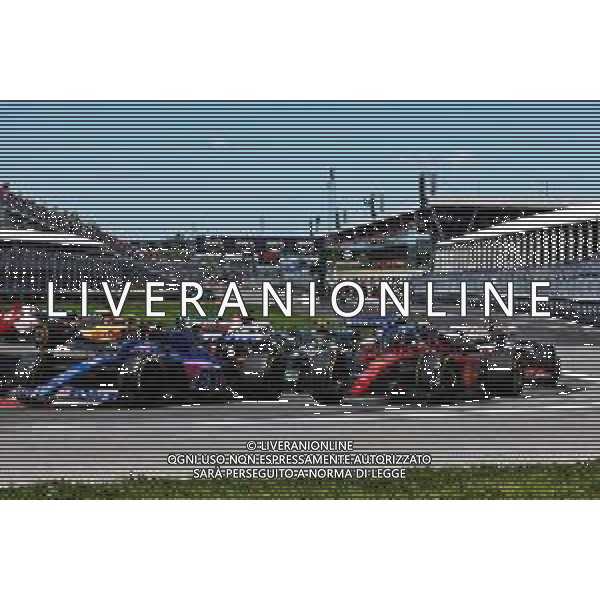 (L to R): Fernando Alonso (ESP) Alpine F1 Team A522 and Carlos Sainz Jr (ESP) Ferrari F1-75 battle for position at the start of the race. 19.06.2022. Formula 1 World Championship, Rd 9, Canadian Grand Prix, Montreal, Canada, Race Day. - www.xpbimages.com, EMail: requests@xpbimages.com © Copyright: Batchelor / XPB Images/AGENZIA ALDO LIVERANI SAS - ITALY ONLY EDITORIAL USE ONLY