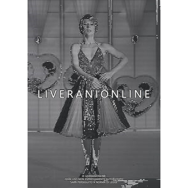 1984 MILANO TRASMISSIONE TELEVISIVA “ IL TRAPPOLONE“ NELL\'ANNO 1984 NELLA FOTO LORETTA GOGGI IMITA MINA AG ALDO LIVERANI SAS