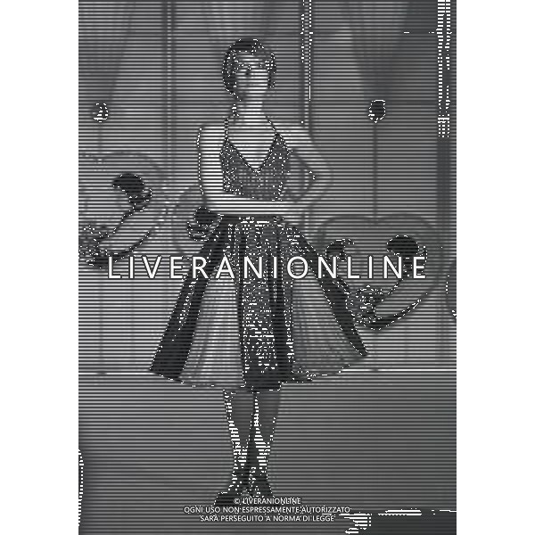 1984 MILANO TRASMISSIONE TELEVISIVA “ IL TRAPPOLONE“ NELL\'ANNO 1984 NELLA FOTO LORETTA GOGGI IMITA MINA AG ALDO LIVERANI SAS
