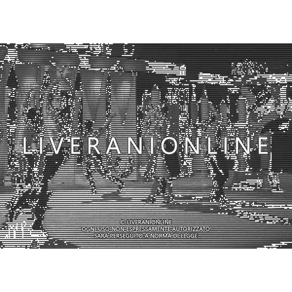 1984 MILANO TRASMISSIONE TELEVISIVA “ IL TRAPPOLONE“ NELL\'ANNO 1984 NELLA FOTO LORETTA GOGGI IMITA MINA AG ALDO LIVERANI SAS