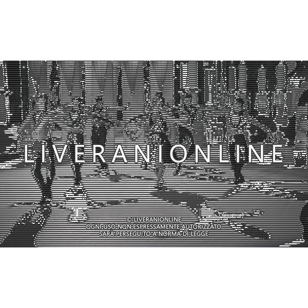 1984 MILANO TRASMISSIONE TELEVISIVA “ IL TRAPPOLONE“ NELL\'ANNO 1984 NELLA FOTO LORETTA GOGGI IMITA MINA AG ALDO LIVERANI SAS