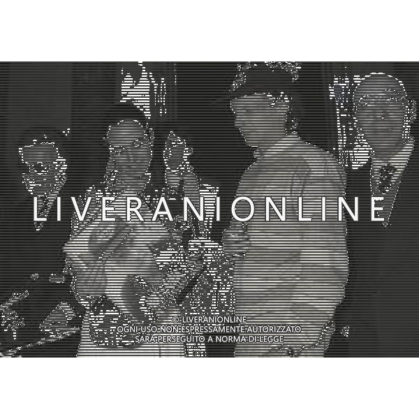 RETROSPETTIVA NIKI LAUDA PILOTA F1 NELLA FOTO NIKI LAUDA NELL\'ANNO 1982 A MILANO AL CIRCOLO DELLA STAMPA PER LA PRESENTAZIONE DEL SUO LIBRO CON BARBARA D\'URSO AG ALDO LIVERANI SAS