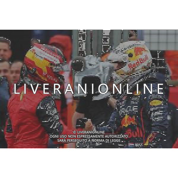 (L to R): Carlos Sainz Jr (ESP) Ferrari celebrates his pole position with second placed Max Verstappen (NLD) Red Bull Racing in qualifying parc ferme. 02.07.2022. Formula 1 World Championship, Rd 10, British Grand Prix, Silverstone, England, Qualifying Day. - www.xpbimages.com, EMail: requests@xpbimages.com © Copyright: Coates / XPB Images/AGENZIA ALDO LIVERANI SAS - ITALY ONLY EDITORIAL USE ONLY