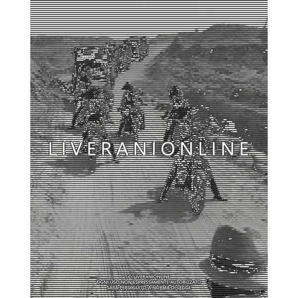 RETROSPETTIVA ENRICO MARIA SALERNO ATTORE NELLA FOTO ENRICO MARIA SALERNO SUL SET DEL FILM“ EL ALAMEIN“ NELL\'ANNO 1968 AG ALDO LIVERANI SAS