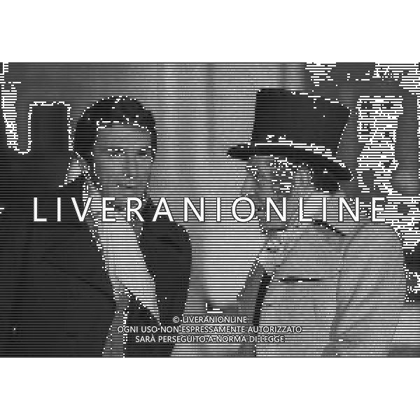 RETROSPETTIVA ENRICO MARIA SALERNO ATTORE NELLA FOTO ENRICO MARIA SALERNO CON ROBERT HOSSEIN NELL\'ANNO 1969 SUL SET DEL FILM “NELL\'ANNO DEL SIGNORE“ AG ALDO LIVERANI SAS