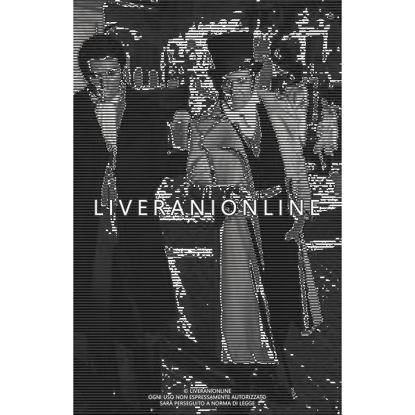 RETROSPETTIVA ENRICO MARIA SALERNO ATTORE NELLA FOTO ENRICO MARIA SALERNO CON ROBERT HOSSEIN NELL\'ANNO 1969 SUL SET DEL FILM “NELL\'ANNO DEL SIGNORE“ AG ALDO LIVERANI SAS